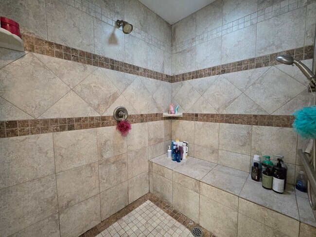 Building Photo - Stunning 4BR/2BA Fortuna home in quiet nei...