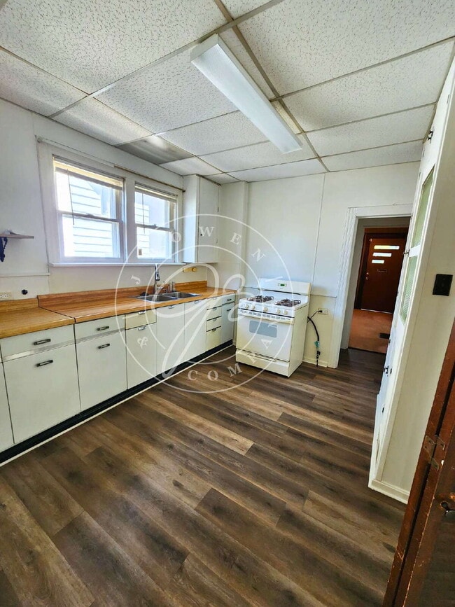 Building Photo - 4 bed 2 bath with 1st floor bedroom and ba...