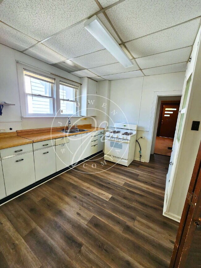 Building Photo - Section 8 and all programs welcome! 4 bed ...