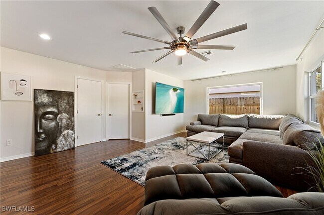 Building Photo - 714 105th Ave N