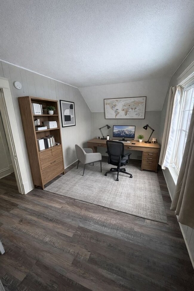 Building Photo - AVAILABLE March - 2 Bed, 1 Bath on Skyline!