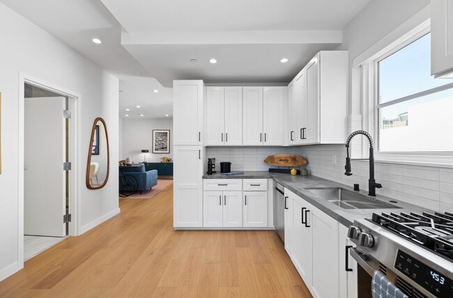 Building Photo - 693 Sutter St