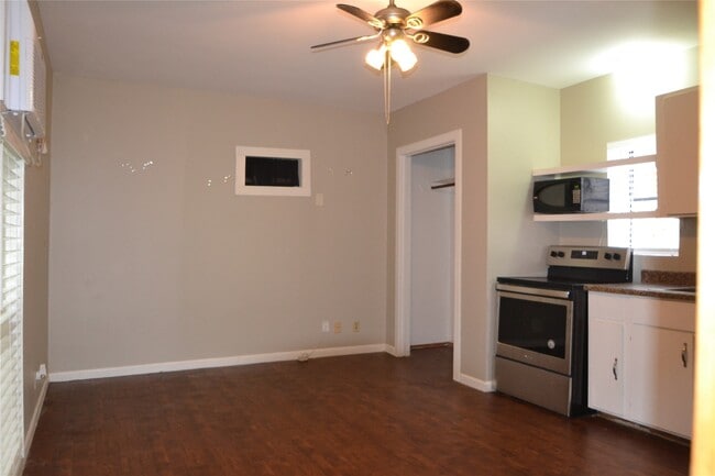 Building Photo - 211 Drew St