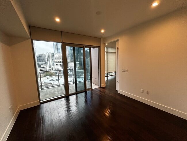 Building Photo - Charming 1BR 1BA Apartment w/ Pool & Gym in Downtown Austin