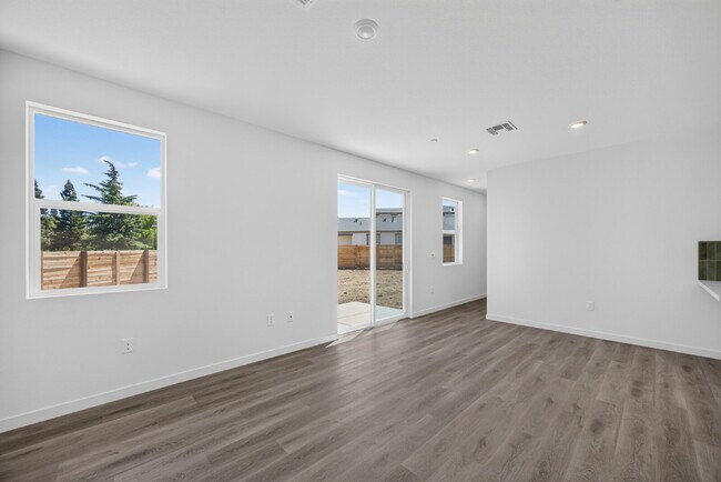 Building Photo - Charming 3-Bed, 2-Bath Home in Sacramento
