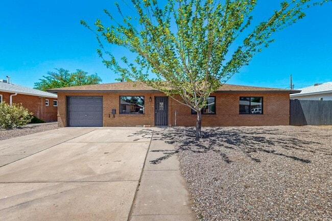 Building Photo - 2227 Inez Dr NE