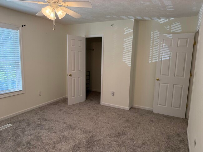 Building Photo - 640 Date Palm Cir