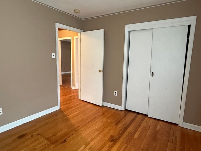 Building Photo - 3bed / 2 bath house near Race Track!