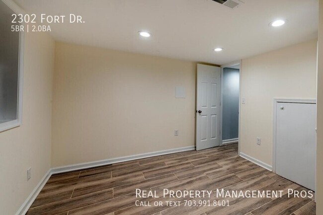 Building Photo - 2302 Fort Dr