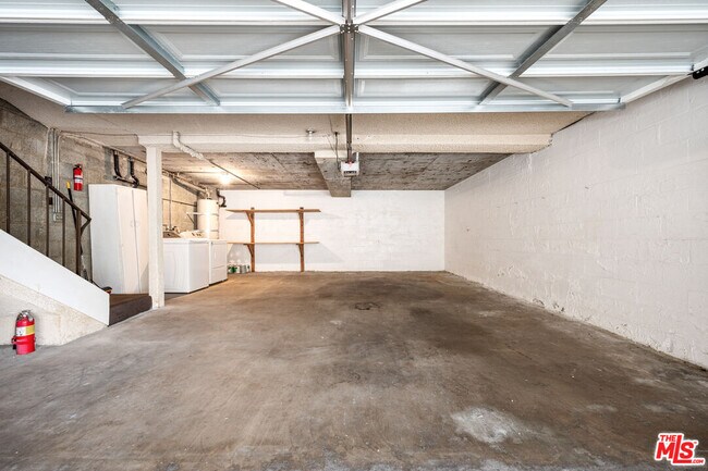 Building Photo - 1425 Centinela Ave