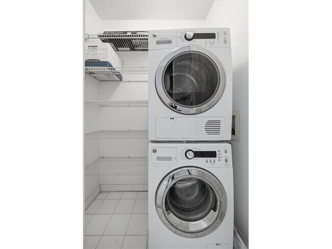 Building Photo - 821 Douglas Ave