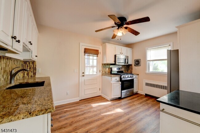 Building Photo - 72 Colonial Dr