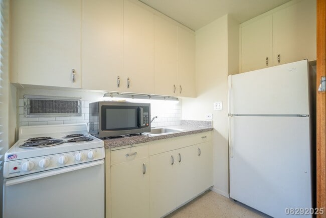 Building Photo - Queen Emma Gardens, Prince Tower, Studio $...