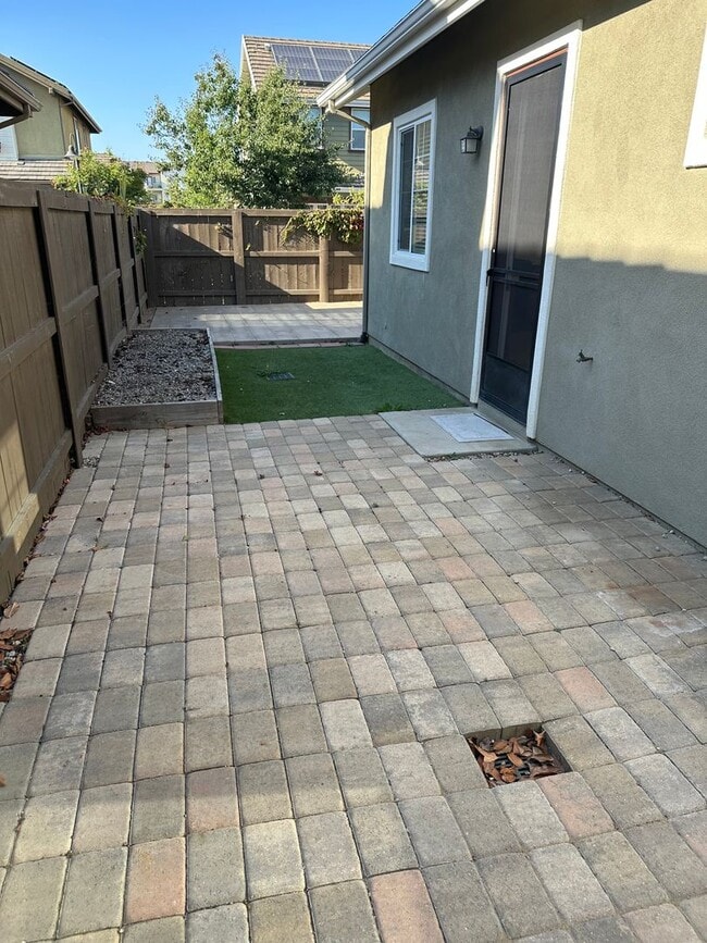 Building Photo - Pleasant 4 Bedroom 2.5 Bath Home Located in the Newer Development of Lavigna