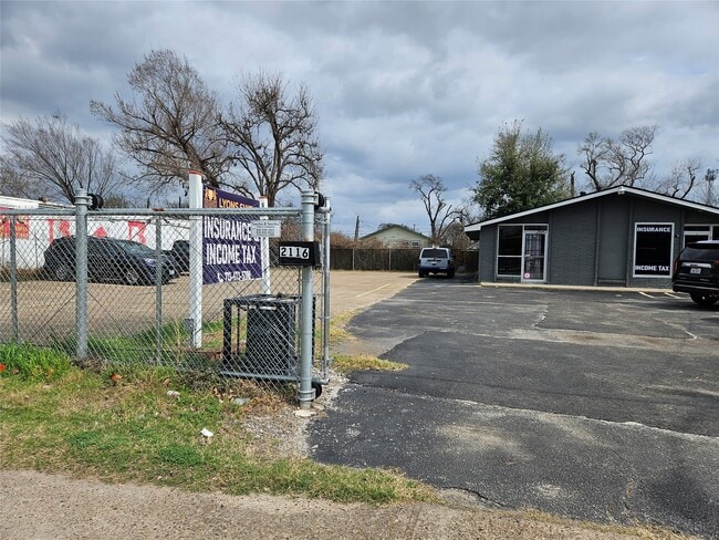 Building Photo - 2116 Lockwood Dr