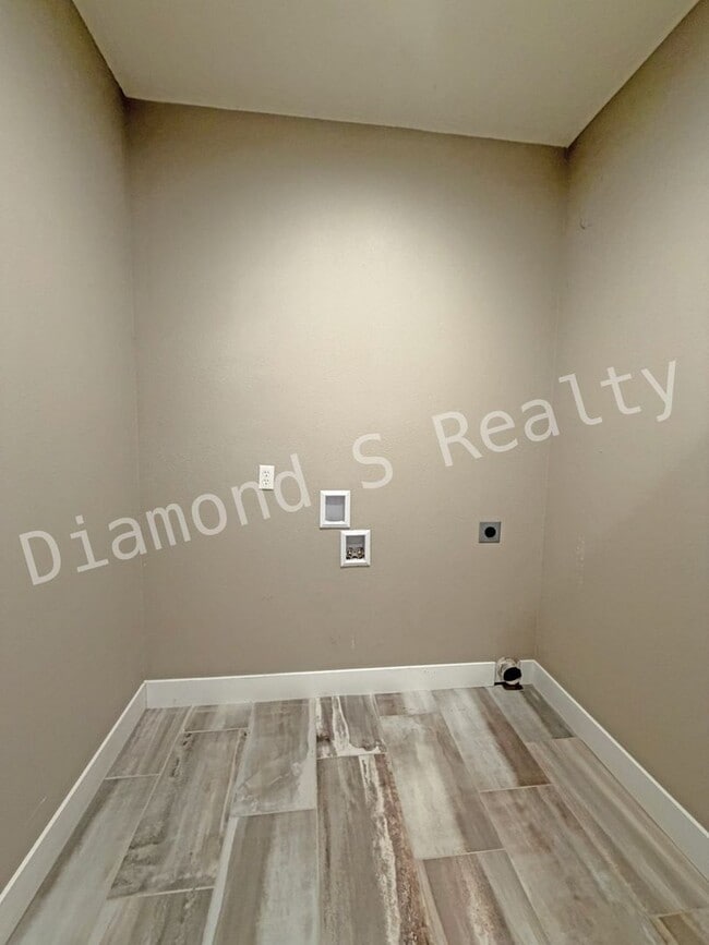 Building Photo - Gorgeous 4 Bedroom Ozark House Coming Earl...