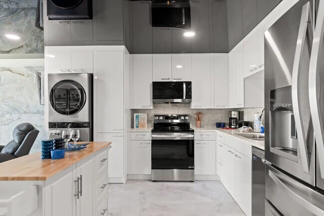 Building Photo - 8743 Thomas Dr