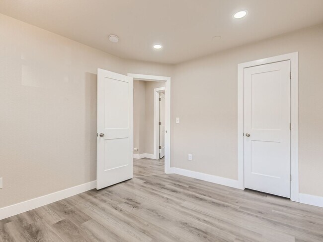 Building Photo - Hale neighborhood duplex with a large pati...