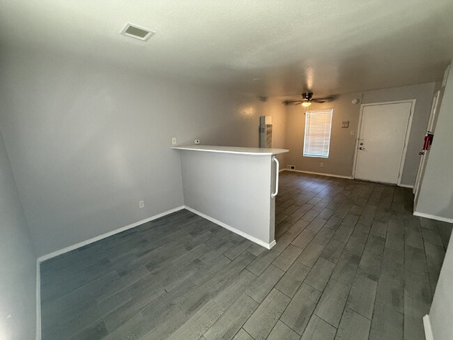 Building Photo - Downtown studio! Laundry on-site! Move-in special!