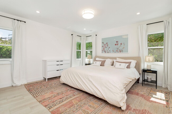 Building Photo - 215 Cortez Rd