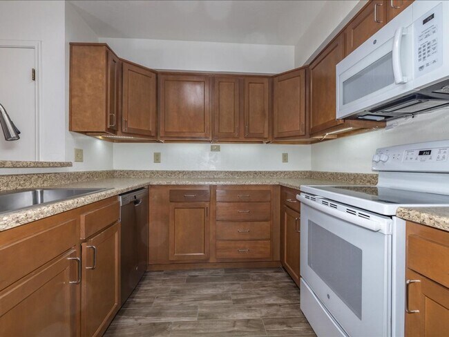 Building Photo - 3 Bedroom, 2.5 Bath