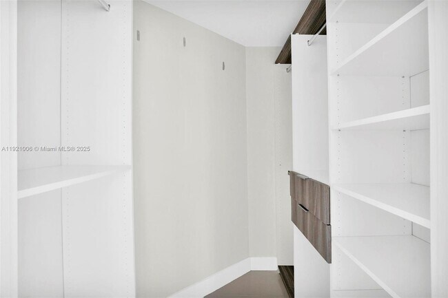 Building Photo - 1010 SW 2nd Ave