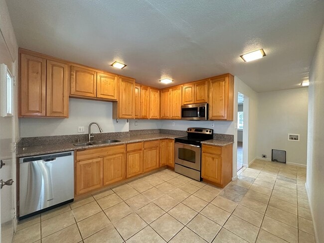 Building Photo - Great Location near McKinley Park!