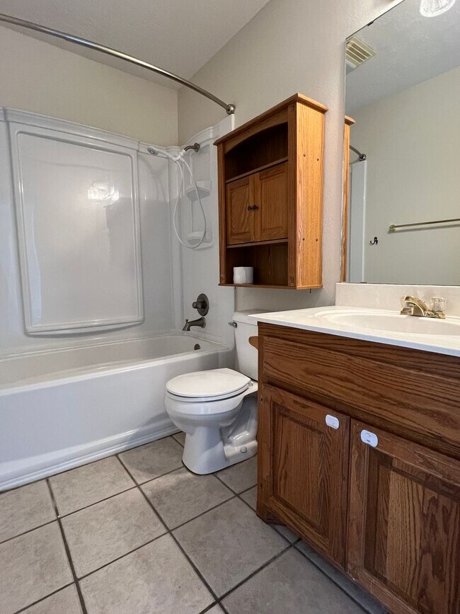 Building Photo - 4010 SE Camelot Dr