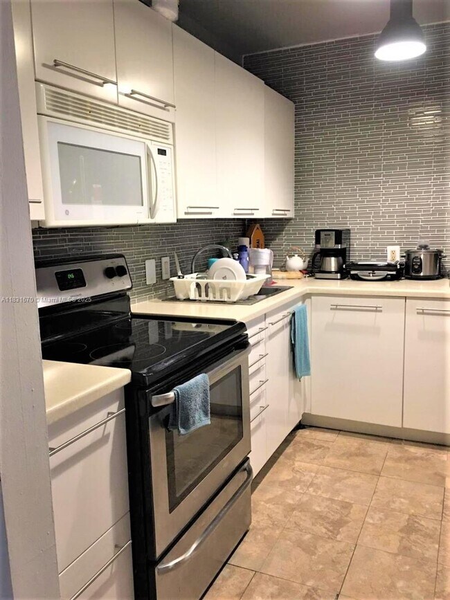 Building Photo - 3475 N Country Club Dr