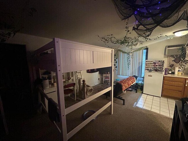 Building Photo - 134 E Johnson St