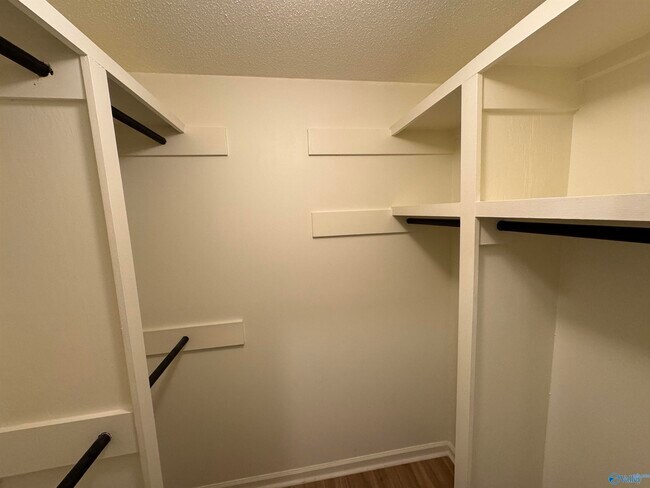 Building Photo - 2080 Woodlawn Dr SW