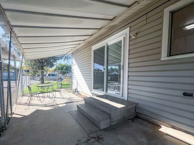 Building Photo - 385 S 4th St