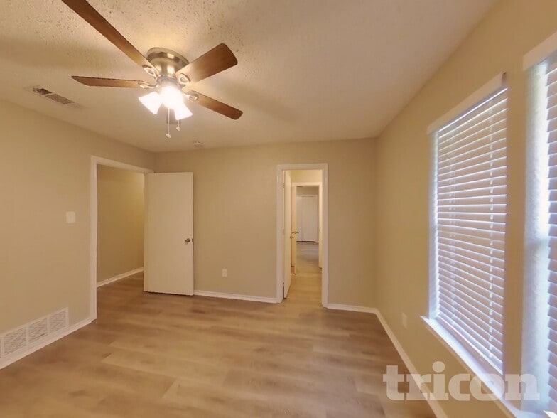 Building Photo - 2001 Libby Ln