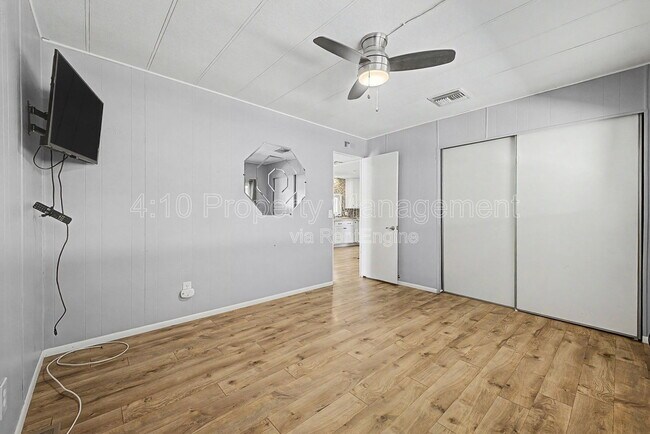 Building Photo - 462 S 80th Pl