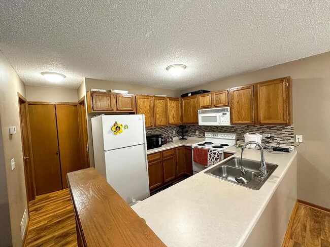 Building Photo - awesome 2 bedroom townhouse in blaine!