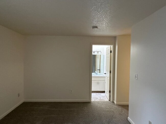 Building Photo - Large 3 Bed, 2 Bath Home!