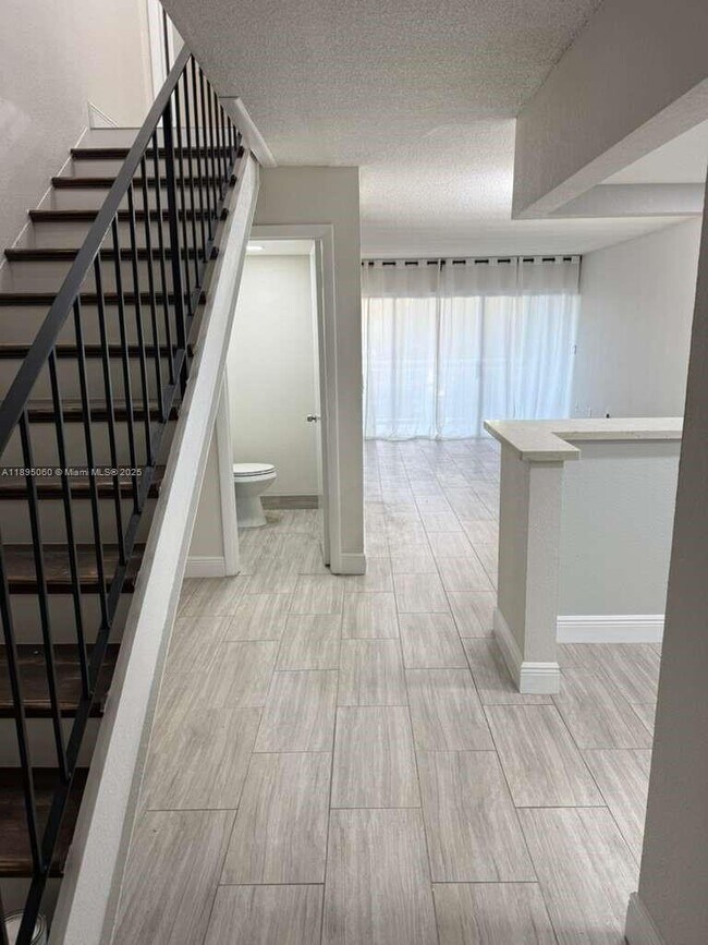 Building Photo - 9353 Fontainebleau Blvd