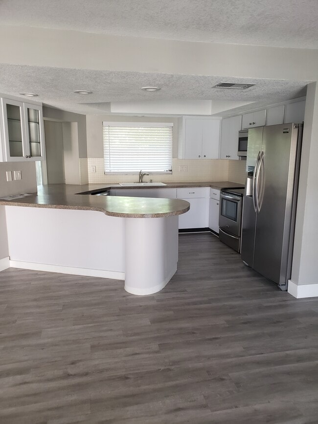 Building Photo - 8060 Canterbury Cir