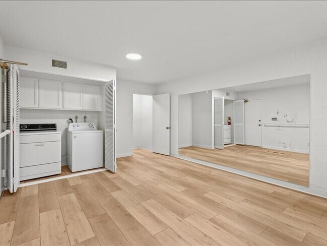 Building Photo - Spacious 3Beds+2.5Baths Townhouse With A B...