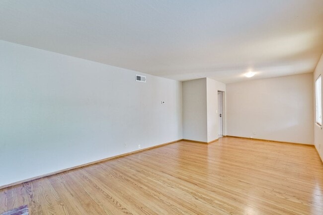 Building Photo - Charming 3-bedroom, 2-bathroom ranch-style...
