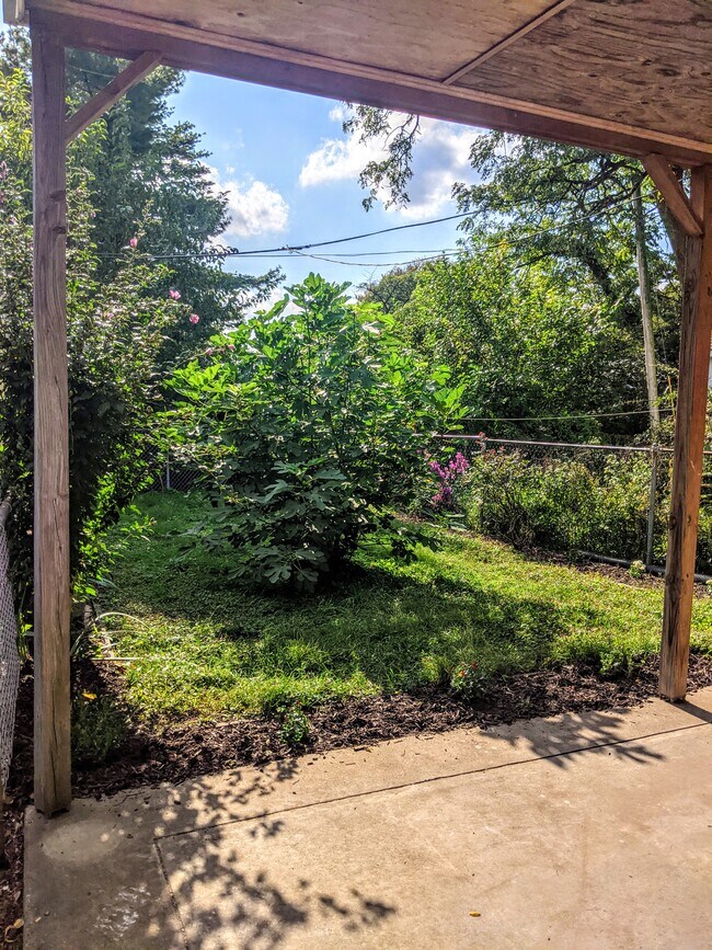 Building Photo - 736 E Railroad Ave