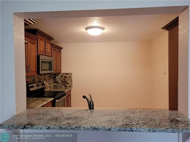 Building Photo - 2027 Coral Ridge Dr