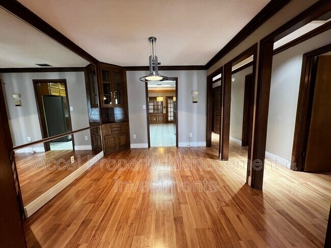 Building Photo - 2036 S 5th St