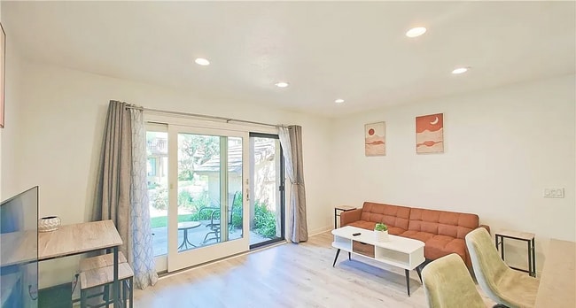 Building Photo - Discover this stunning 1-bedroom, 1-bath e...