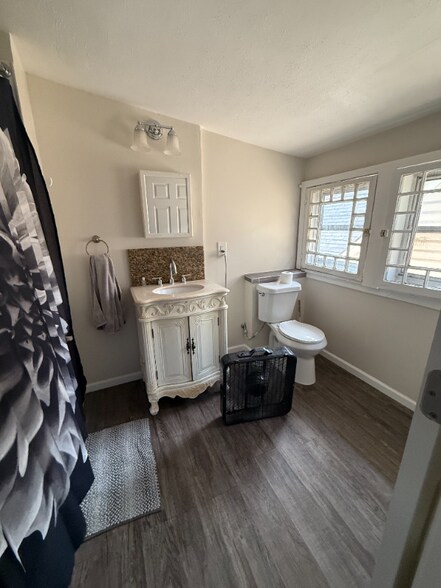 Building Photo - 866 W 25th St