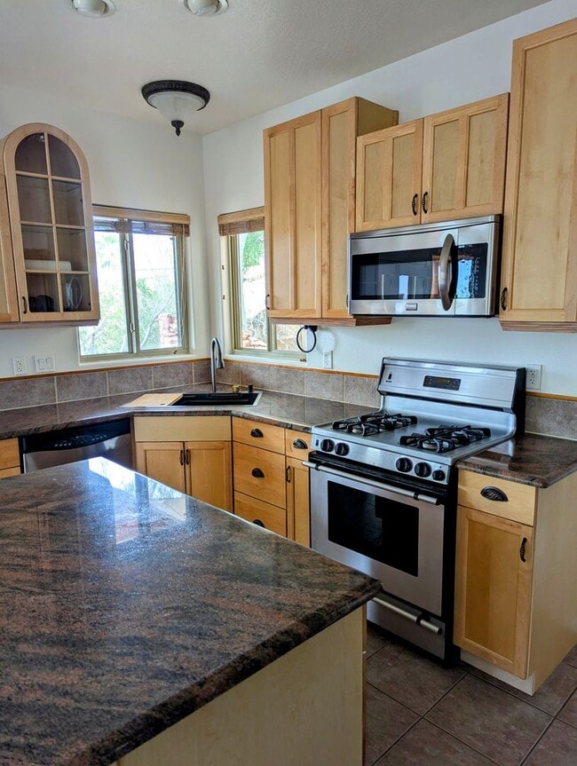 Building Photo - Santa Fe Vistas House!
