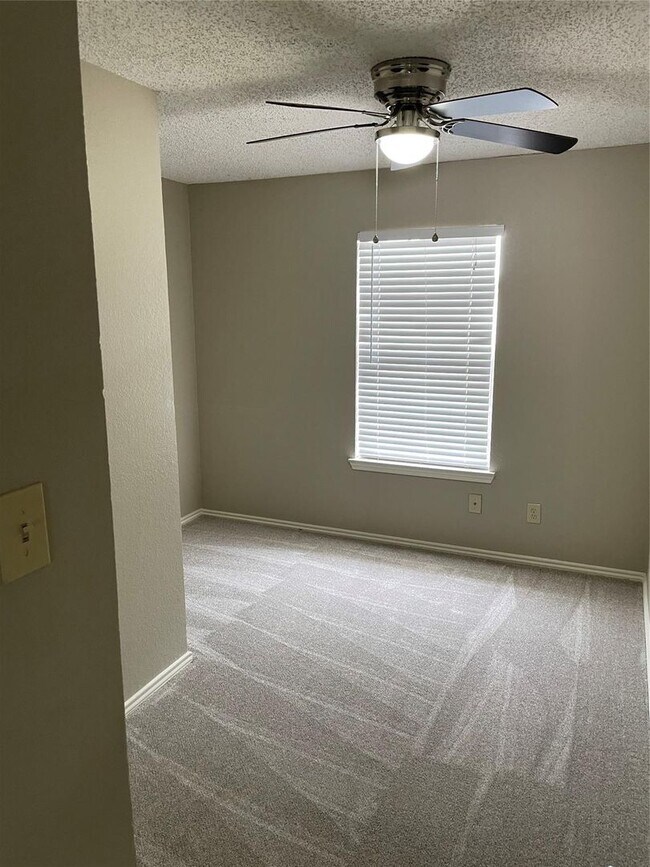 Building Photo - Trails Pl.