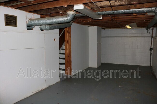 Building Photo - 740 E 254th St