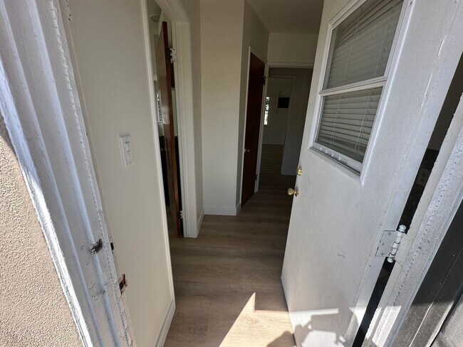 Building Photo - $500 OFF 1ST MONTHS RENT! Bright 2 Bedroom...