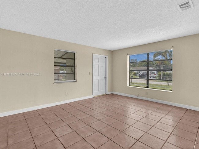 Building Photo - 5611 SW 37th St